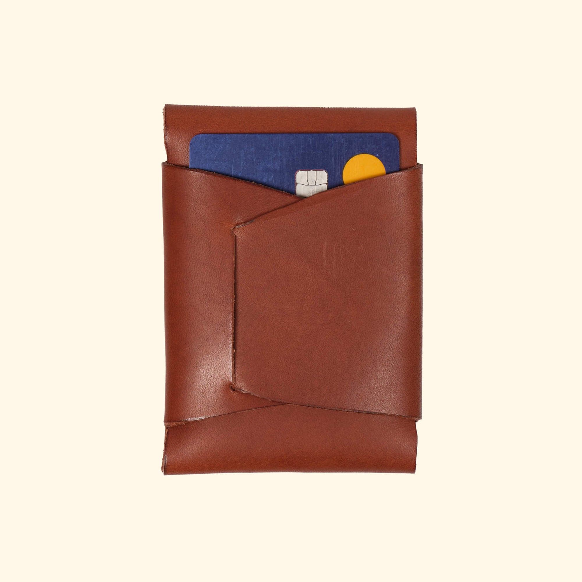 oldpassion Origami Wallet in Brun Clair Farbe, Rückansicht mit Karten, nahtloses Design aus pflanzlich gegerbtem Leder