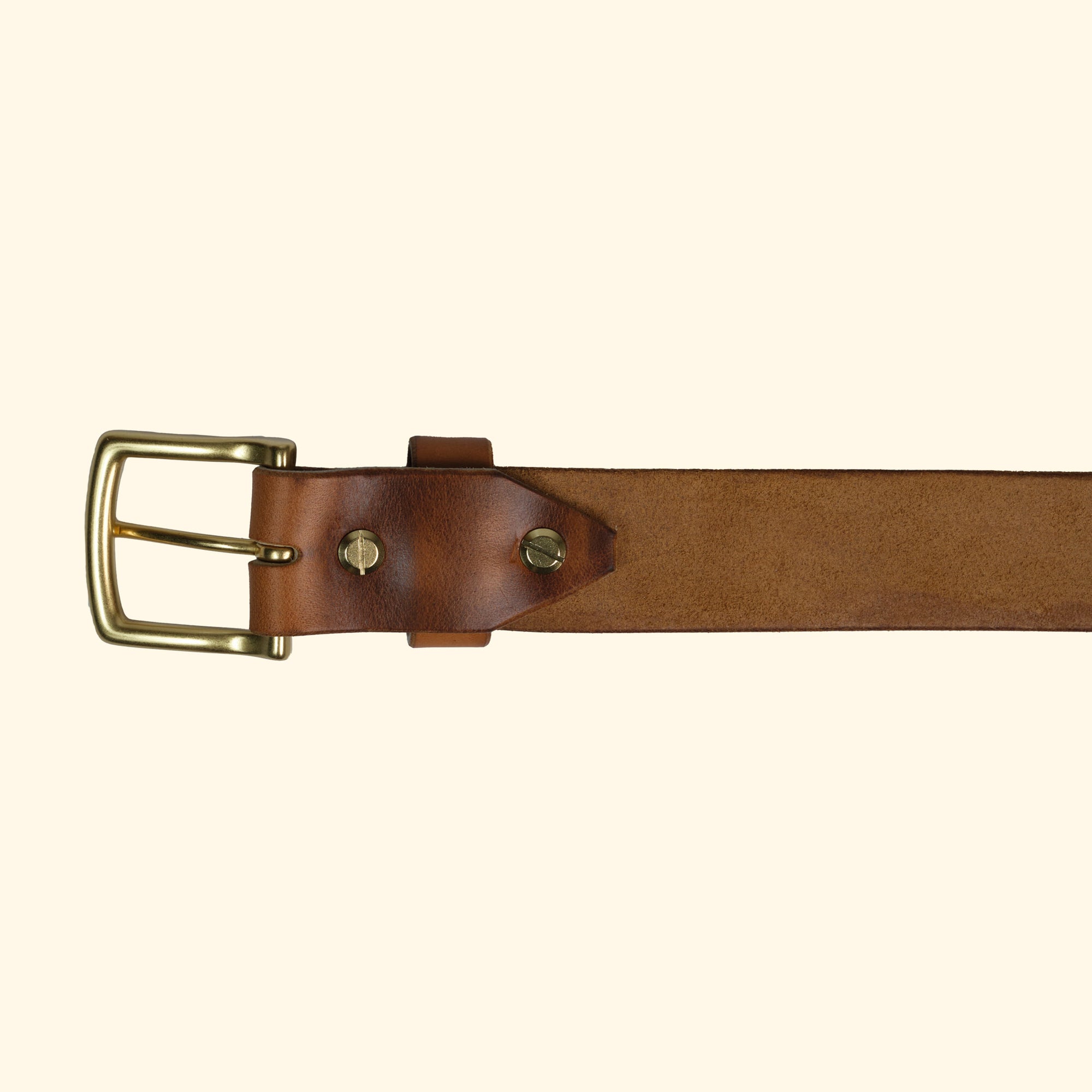 Rückansicht eines handgefertigten Ledergürtels aus Horween Cavalier Leder in Sunflower, mit goldener Messingschnalle und zwei Schraubnieten.