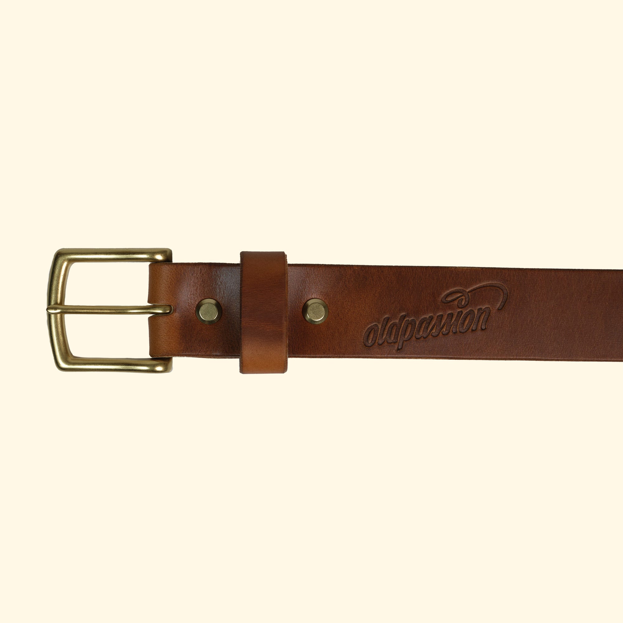 Vorderansicht eines handgefertigten Ledergürtels aus Horween Cavalier Leder in Sunflower, mit goldener Messingschnalle und 'oldpassion' Logo.