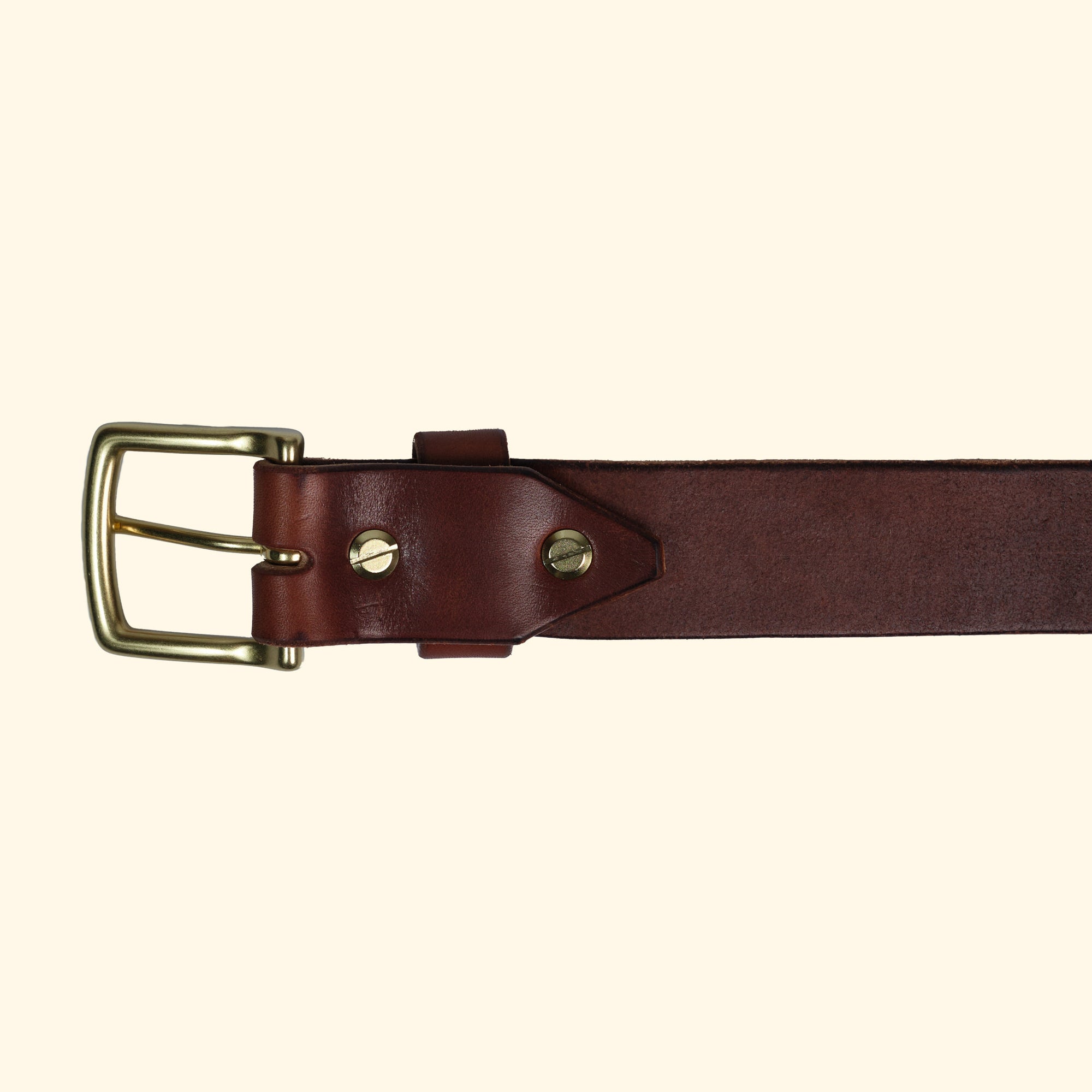 Rückansicht eines handgefertigten Ledergürtels aus Wickett & Craig 'Traditional Harness' Leder in der Farbe Medium Brown, mit goldener Messingschnalle und zwei Schraubnieten.