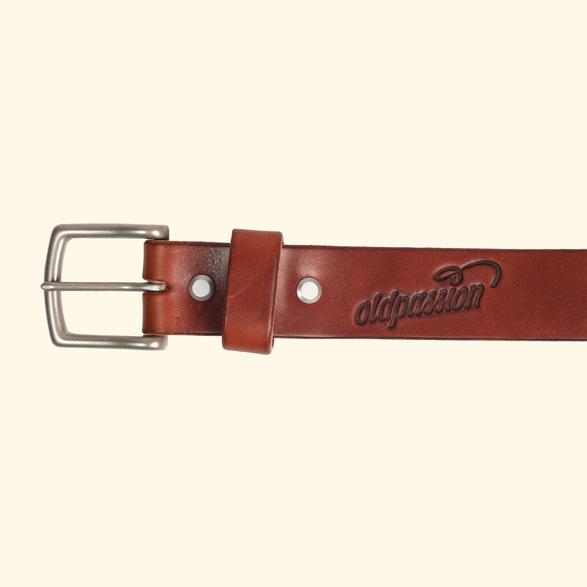 Vorderansicht des handgefertigten Ledergürtels aus Wickett & Craig 'Traditional Harness' Leder in Medium Brown mit geprägtem Logo. Die silberne Schnalle ergänzt das zeitlose Design und die strapazierfähige Qualität des Gürtels.